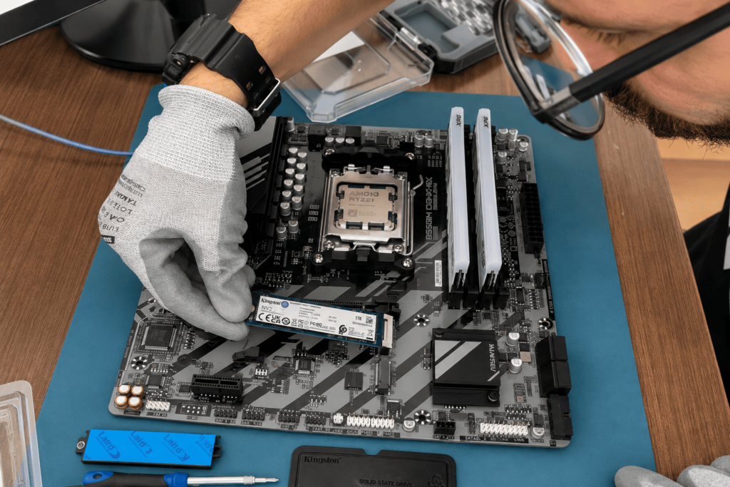 Técnico da P&A Assessoria em Informática instalando SSD NVMe em notebook em Jundiaí SP.